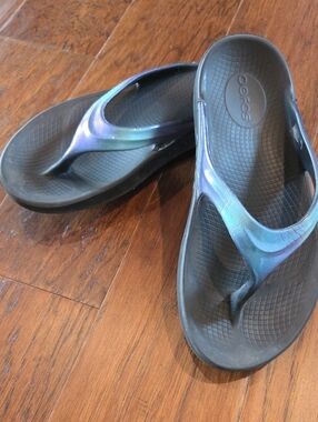 OOFOS Iridescent Blue-Green Flip Flop Sandals